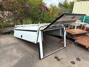 lot 18 image: StoneBrooke White truck topper, pro series with roof racks, hatchback door and front window