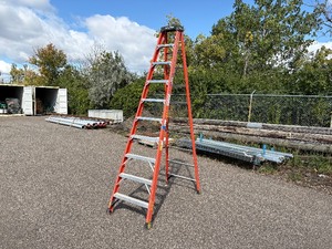 lot 114 image: Werner 10 trestle ladder NXT1A10, weight capacity 300 LB