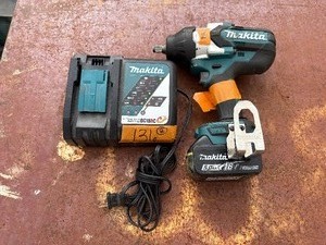 lot 136 image: Makita Cordless Impact Wrench XWT08, DC18RC Lithium Optimum charger, 5.0Ah battery
