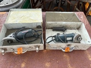 lot 141 image: (2) Bosch corded angle grinders in carrying case. Powers up.