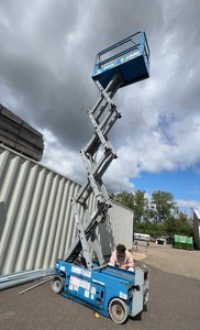 lot 15 image: Genie GS1930 Scissor Lift. 500# platform maximum. Hours Only 832. 19 foot height SEE VIDEO