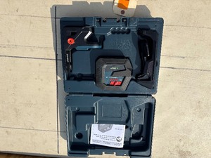 lot 160 image: Bosch GCL100-40G Green Beam Self-Leveling Cross-Line Laser with Plumb Points
