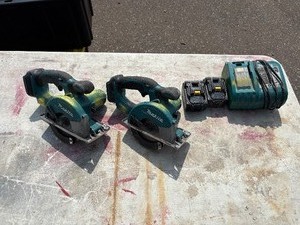 lot 169 image: (2) Makita XSC01 handheld circular saws with 2 18V 3.0 AH batteries & a DC18RA charger.
