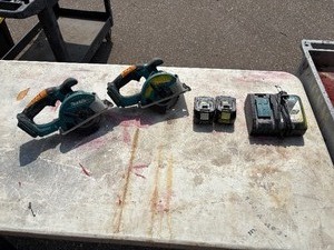 lot 174 image: (2) Makita XSC01 handheld circular saws with (1) 18V 3.0 AH and (1) 4.0 AH batteries & a DC18RA charger