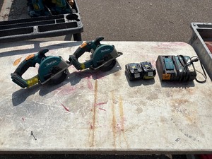 lot 181 image: (2) Makita XSC01 handheld circular saws with (2) 18V 3.0 AH batteries & a DC18RA charger