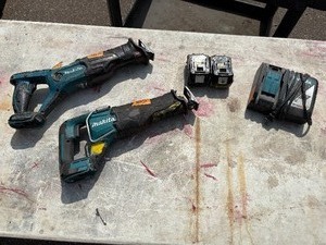lot 185 image: (2) Makita handheld sawzals XRJ05 and BJR182  Reciprocating Sawzal with (2) 18V  3.0 AH batteries & a DC18RC charger