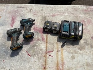 lot 186 image: (2) Makita impact drivers with (2) 18V batteries & a DC18RC charger