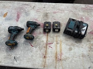 lot 187 image: (2) Makita impact drivers XDT08 with (2) 18V batteries & a DC18RC charger