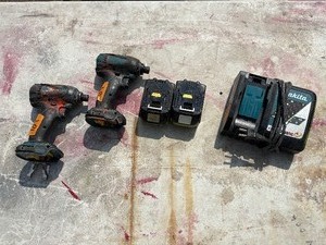 lot 189 image: (2) Makita impact drivers with (2) 18V batteries & a DC18RC charger