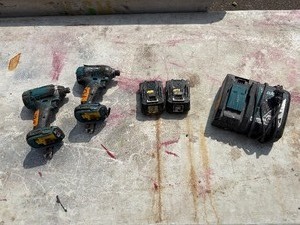 lot 192 image: (2) Makita impact drivers LXDT04 with (2) 18V batteries & a DC18RC charger