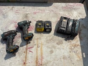 lot 195 image: (2) Makita impact drivers with (2) 18V batteries & a DC18RC charger