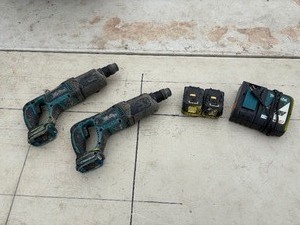 lot 211 image: (2) Makita cordless rotary hammer drills XRH04 with (2) 18V 3.0AH batteries & a DC18RC charger