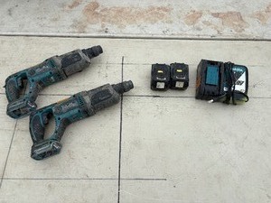 lot 213 image: (2) Makita cordless rotary hammer drills XRH04 with (2) 18V 3.0AH batteries & a DC18RC charger