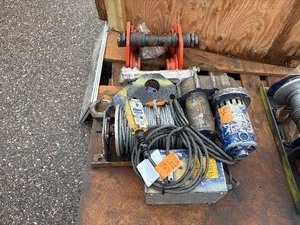 lot 46 image: My-Te blue winch hoist 100A with loose parts