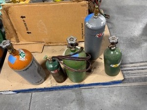 lot 301 image: 5) Tank Cylinders Nitrogen compressed, (2) acetylene dissolved tank cylinder, (2) oxygen compressed