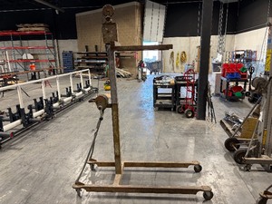 lot 10C image: Manual Lift