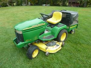 lot 7 image: John Deere GX345 & Attachments
