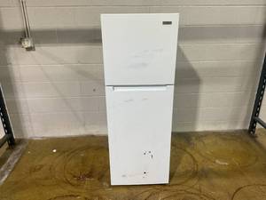 lot 204 image: Vissani 10.1 cu. ft. Top Freezer Refrigerator #MDTF10WHES4