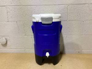 lot 499 image: Igloo 5-Gallon Beverage Roller Cooler
