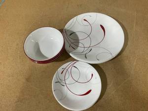 lot 346 image: Corelle Splendor, White and Red Round 12-Piece Dinnerware Set