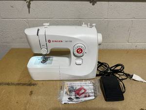 lot 72 image: Singer M1150 Sewing Machine - Model M1150 - 120VAC - 60Hz - 50W