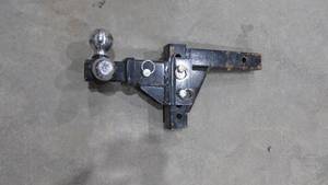 lot 20 image: Adjustable Hitch With 3 Ball Sizes
