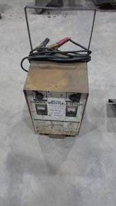 lot 38 image: Battery Charger