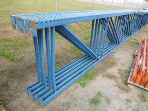 lot 9 image: 5 Pallet Racking Uprights