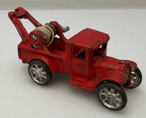 lot 31 image: Antique Arcade Heavy Cast Metal Wrecker Truck