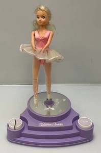 lot 100 image: 1984 Tomy Dream Dancer Ballerina Doll
