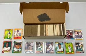 lot 122 image: Misc. Unsorted Baseball cards