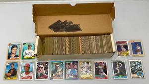 lot 123 image: Misc. Unsorted Baseball cards