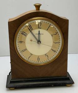 lot 158 image: 1928-1941 CHROMEMASTER MantelDesk Clock