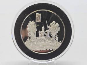 lot 8 image: 100 Greatest Masterpieces - Large Solid Sterling Silver Coin - La Dame a la Licorne