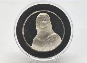 lot 31 image: 100 Greatest Masterpieces - Large Solid Sterling Silver Coin - Mona Lisa