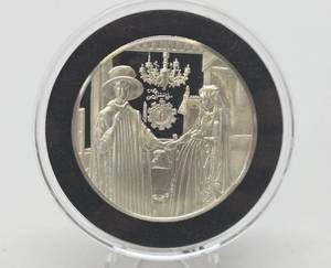 lot 39 image: 100 Greatest Masterpieces - Large Solid Sterling Silver Coin - Giovanni Arnolfini & His Bride