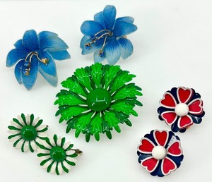 lot 21 image: Set of 6 Vintage Enameled Flower Brooches and Clip-On Earrings