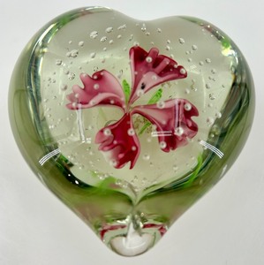 lot 99 image: Gorgeous Designs Heart-Shaped Glass Paperweight with Red Flower
