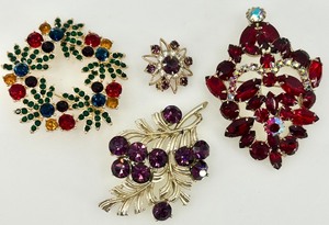 lot 153 image: Set of 4 Vintage Costume Brooches with Colored Rhinestones