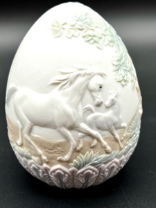 lot 164 image: Lladro 1995 Porcelain Egg with Horses and Cottage Relief