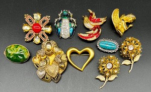 lot 180 image: Collection of 10 Vintage Costume Brooches and Pins with Floral, Figural, and Gemstone Designs