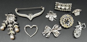 lot 183 image: Set of 9 Vintage Rhinestone and Faux Pearl Brooch Pins