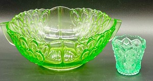 lot 221 image: Vintage Vaseline UV Reactive Glass Bowl and Decorative Toothpick Cup 