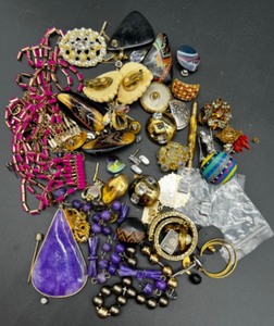 lot 247 image: Vintage Small Grouping of Jewelry and Costume Accessories For use in Crafting and Repair