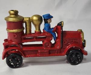 lot 1 image: Vintage Cast Iron Fire Truck 6  x 4  12