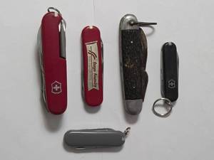 lot 18 image: Bag of 5 misc. pocket knives