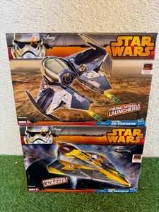 lot 33 image: Star Wars Obi-Wans Jedi Starfighter & Anakins Jedi Starfighter