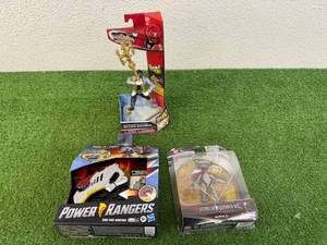 lot 145 image: Power Rangers Dino Fury Morpher, Double Battle Action Silver Ranger & Alpha 5
