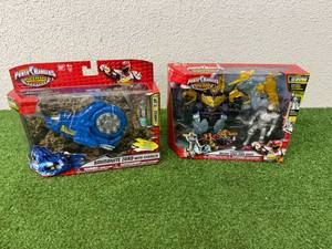 lot 171 image: Power Rangers Dino Charge Deluxe Dino Zord Rider & Ammonite Zord with Charger