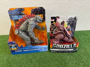 lot 247 image: Godzilla Giant Mechagodzilla & Destoroyah